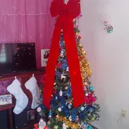 Vendo arbol de navidad con todo menos el santa soy de san Miguel 50 usd - Img 56535756