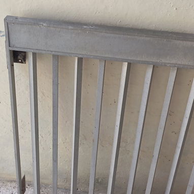 Reja de aluminio con sus bisagras en 2500 - 2/2