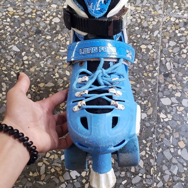🛼SE VENDEN🛼 Patines de uso de 4 ruedas   Patines rosas🩷:Con todas sus protecciones: 50 usd  #33-36 aprox   Patines az - 4/5