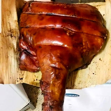 ⏬️ ENCARGA CON SABOR CRIOLLO ⏬️ Cerdo asado al carbón para compartir con los tuyos: 🐷🥵  • CERDO ENTERO •PIERNA ASADA • - 6/8