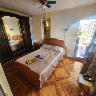 Vendo casa habilitada para rentar de 4 habitaciones, 4 baños y garaje cerca de la Ciudad Deportiva. - Img 105568098