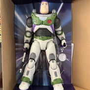 Mattel Disney Pixar Lightyear Buzz con sable láser Figura de acción grande 30 cm con luces y sonid - Img 45624346