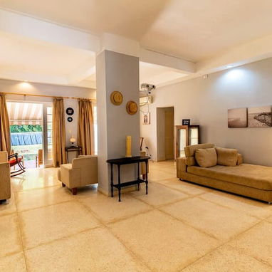 Edificio nuevo en La Habana, Cuba. Capacidad para 3 personas, 4 habitaciones, 4 camas, 5 baños. Disponible para la venta - Img 122920639
