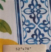Se vende Mantel de mesa de tela ,original de fabrica , sellado ( ver foto )  medidas 132 cm × 178cm .lo doy en 3500 cup - Img 45740513