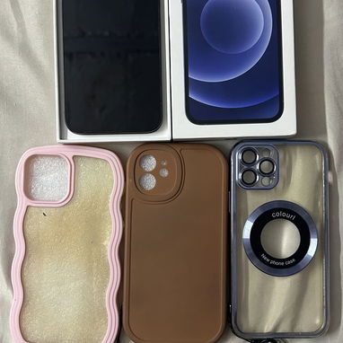 Vendo iphone 12 🖤 unico dueño tengo su caja libre por R-sim se da la R-sim 87% 🔋 64GB💾 cable cargador varios forros - Img 121996565