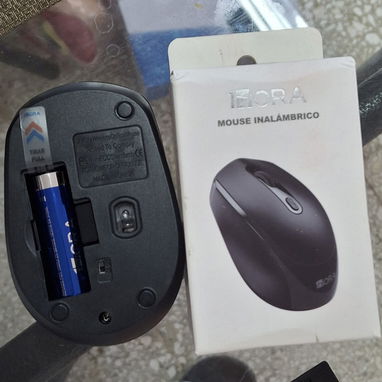Porta celular para auto, cables de carga de celular, mause inalambrico y audifono - 4/4
