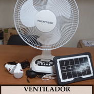 VENTILADOR RECARGABLE DE MESA CON PANEL SOLAR Y 2 BOMBILLOS , ENTREGA DE FACTURA. VARIEDAD DE LÁMPARAS Y VENTILADORES - Img 54499552