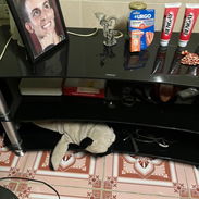 VENDO MESA NEGRA LARGA DE CRISTAL DE 3 PISOS. INTERESADOS COMUNICARSE AL 54312796 CON ISABEL - Img 53998236