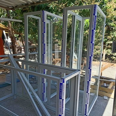 Tenemos en venta Exhibidores de aluminio con cristales, excelente calidad y garantía para cualquier negocio - Img 117221787