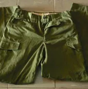 Pantalón verde olivo talla 30 más o menos - Img 50494755