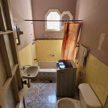 Alquilo apto VACIO en Playa Cerca de 37 y 48, 1er piso, frente calle, balcón, 2 cuartos, 1 baño. Se aceptan niños - Img 119640033
