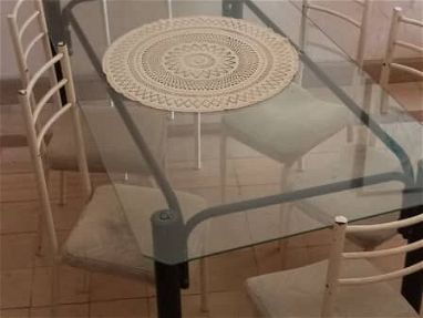 100 USD Vendo mesa de cristal con 6 sillas, de tubos metálicos - Img main-image-45855558