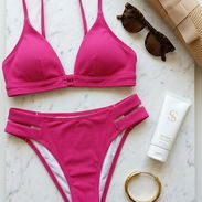 Trusa bikini fucsia acanalado con aberturas, talla M. Diseño moderno de dos piezas con top triangular y bikini de talle - Img 56105191