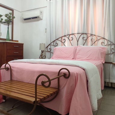 Renta x dĂas o por 2 o 3 meses en Vedado Habana Cuba con respaldo elĂ©ctrico - Img 123705365
