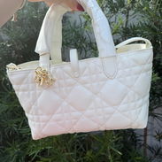 🤍 Bolso Blanco Acolchado (Estilo Dior + Charm Dorado) - 95 USD ¡Mejores precios y calidad conmigo! - Img 56567169