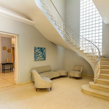 Edificio nuevo en La Habana, Cuba. Capacidad para 3 personas, 4 habitaciones, 4 camas, 5 baños. Disponible para la venta - Img 122920643