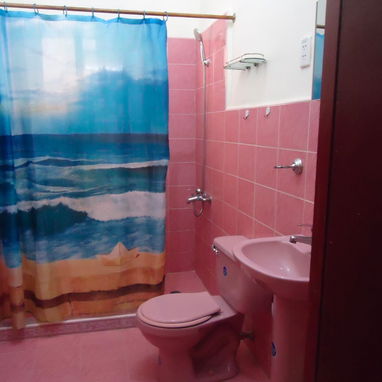 Se renta apartamento independiente de dos Habitaciones sito en calle 25 entre Paseo y calle A - Img 124434640
