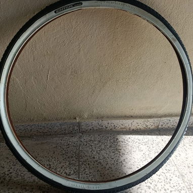 Goma nueva 28x1 1/2 o 40-635 precio 5500 o la cambio por 35-622 o 32-622, tengo 1 sola, vendo o cambio por esas medidas - 5/5
