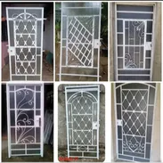 Se fabrican puertas, ventanas y rejas, pintadas con sus cristales y con su yale y trasporte incluido listas para poner - Img 55678383