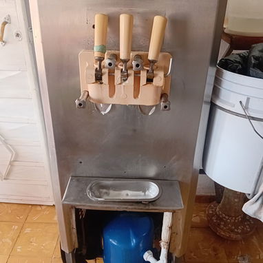 Se vende maquina de hacer helado 1500 USD - Img 126743463