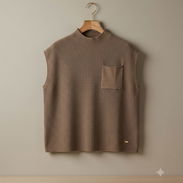 Chaleco tejido en punto color café moka. Diseño de cuello alto con bolsillo frontal, perfecto para capas elegantes y un - Img 56206913