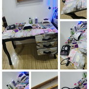 Chicas mesa grande y cómoda con 3 gabetas y esmaltero. 150usd centro habana. Máquina recargable perfecto estado con t - Img 57927611