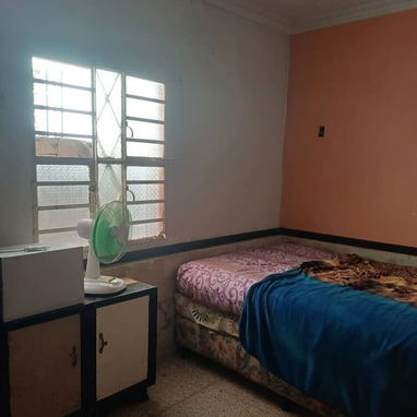 *$30.000usd. AJUSTE C/$ EN MANO. En venta casa en Lawton (puerta de calle) con posibilidad de ampliar o hacer 2 casas. - Img 125604064