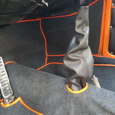 SE ALFOMBRA EL PISO DE LOS CARROS Y HABITACIONES EN EL DIA - 2/3
