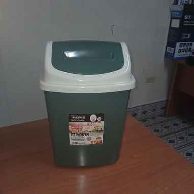 PAPELERA PLASTICA CON TAPA BASCULANTE 12 L, ENTREGA DE FACTURA, VARIEDAD DE ÚTILES DEL HOGAR, ETC - Img 121987823