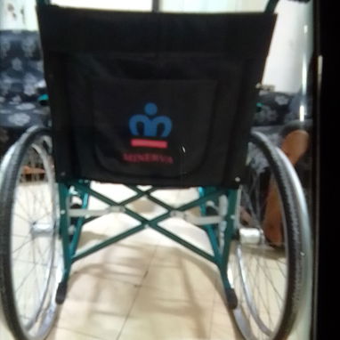 Vendo sillón d hierro con forros nuevos . Silla de ruedas .FireTV . pareja de botellones d oxígeno y acetileno vacíos - Img 121737212