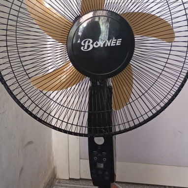 VENTILADOR RECARGABLE DE PIE 16 “ *MARCA BOYNEE - 3/4