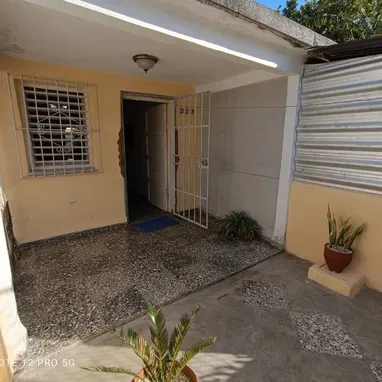Venta de casa puerta de calle,con terraza, garaje, incluye una moto eléctrica  en La Lisa - 10/10