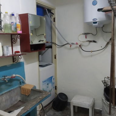 Alquilo apto grande, primer piso, un cuarto, agua caliente, wifi, edificio con elevador - Img 119471788