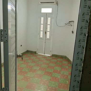 Vendo Apartamento de 2 Dormitorios en 1er. Piso (no planta baja), Balcon frente a y calle y Azotea Libre. Centro Habana. - 4/7