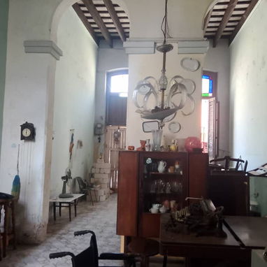Vendo Casa Colonial (1940) de 2 Dormitorios con posibilidad de hacer 2 más. Frente a Calle y cubierta ligera. El Cerro. - 3/10