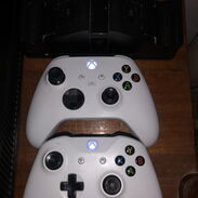 Xbox One Fat 1TB, 2 mandos serie con su bateria, base de carga - Img 45548284