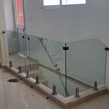 Paños fijos , manparas , puertas abatibles , barandas ,balcones etc…. - Img 118862389