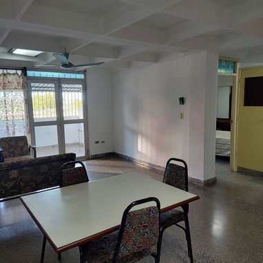Alquilo apto grande, primer piso, un cuarto, agua caliente, wifi, edificio con elevador - Img 119472042