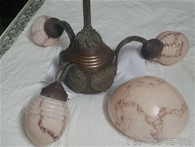 Vendo lampara antigua de techo de bronce y cristal rosado - Img main-image-45876724
