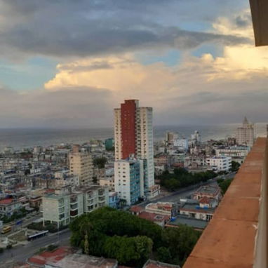 SE RENTA APARTAMENTO DE 2 CUARTOS FRENTE A G, EN EL PISO 18 - 9/10