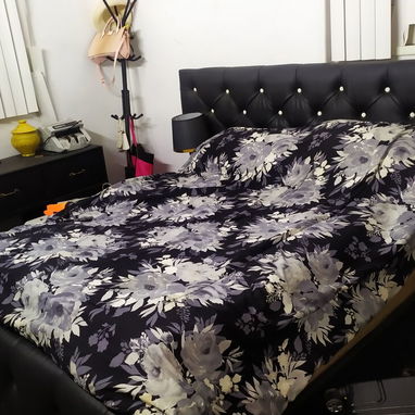 Se vende cama capitonada con su colchón y mesitas . - Img 122035241