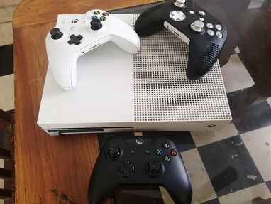 Xbox one s blanco con 3 mando piratiado mas juegos 53897362 - Img 67774183