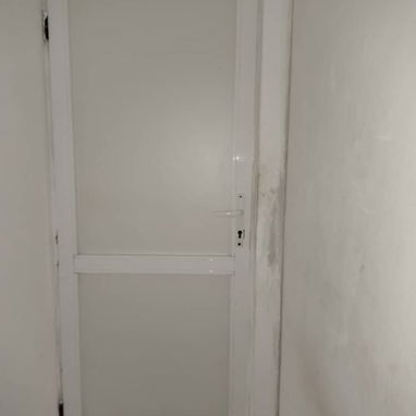 Vendo puerta de aluminio con marco y llavin - Img 122861626