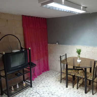Permuto dando vuelto, apartamento modesto en vedado para casa cerca de las playas del este - Img 76044713