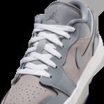 Zapatillas Air Jordan 1 Low en tonos grises con acabado brillante - 3/4