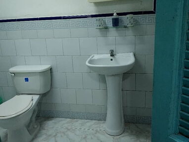 ⭐ Renta de casa en La Habana Vieja,a 2 cuadras del Malecón Habanero,4 habitaciones climatizadas, baños privados,minibar - Img 58303488