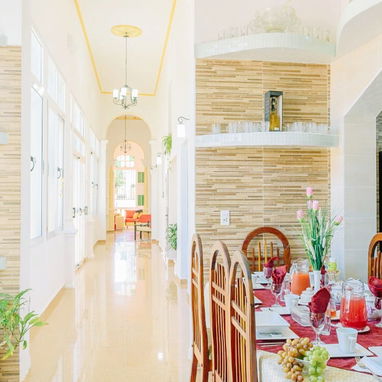 🏠 Descubre ésta hermosa casa de renta en el Vedado con amplios espacios y un confort excelente - Img 115297767