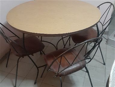 Vendo mesa de comedor redonda con 4 sillas - Img main-image