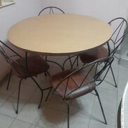 Vendo mesa de comedor redonda con 4 sillas - Img 45570179