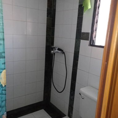 Se renta apartamento independiente a EXTRANJEROS,VEDADO A UNA CUADRA DEL HABANA LIBRE, LUZ Y WIFI - Img 123969109